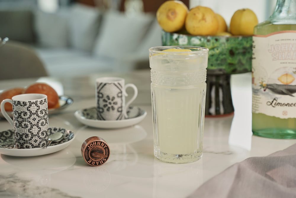 Cocktail com limoncello Johnny Shark em copo alto