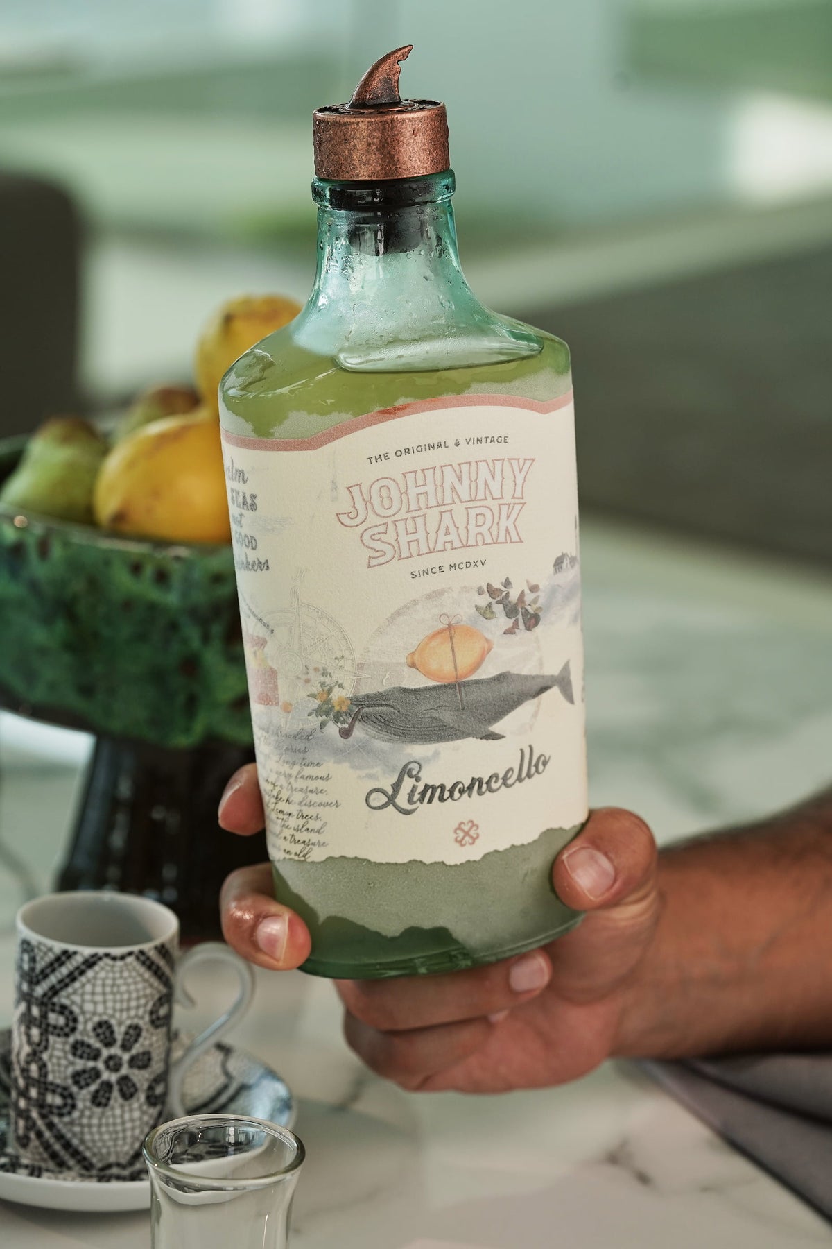 Garrafa de limoncello Johnny Shark gelada com condensação acabada de sair do congelador