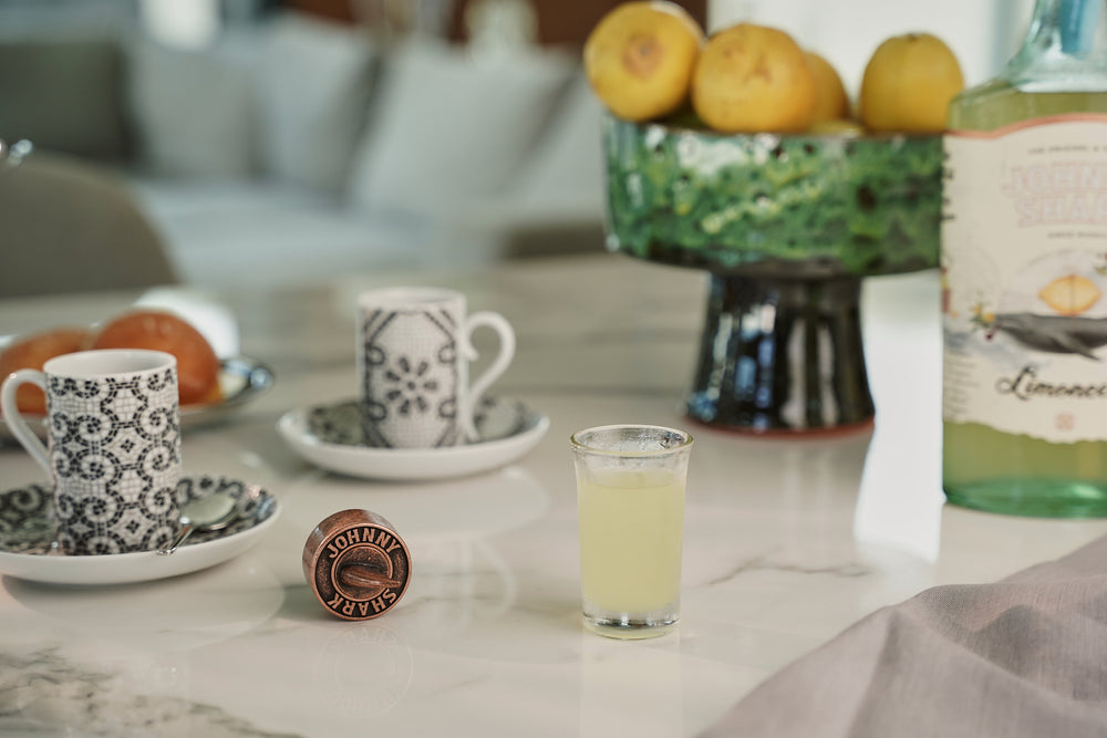 Copo pequeno embaciado com limoncello Johnny Shark servido gelado