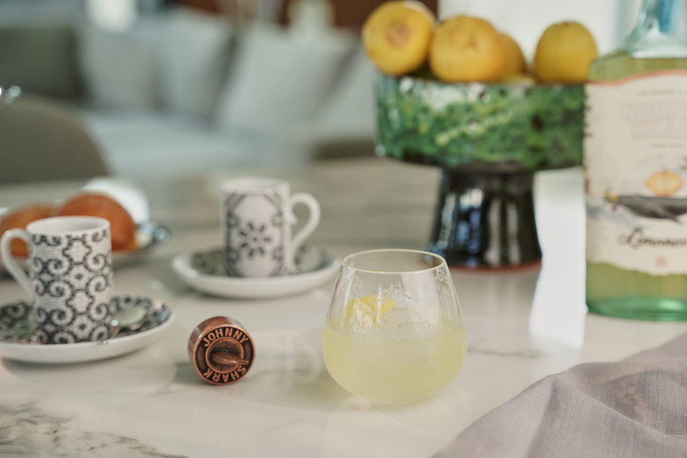 Limoncello Johnny Shark em copo largo com gelo e casca de limão torcida